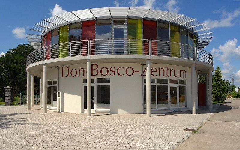 Don-Bosco-Zentrum :: Otto-Rosenberg-Straße :: Berlin :: Ausgeführte Leistungen: Stahlglasfassaden mit Vanceva-Folien, Türen, Geländer und Sonnenschutzlamellen